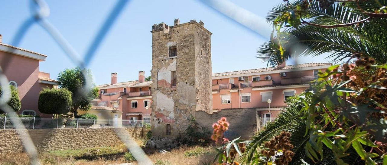 Torre Placia se encuentra ubicada entre viviendas, en el entorno de Playa de San Juan