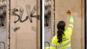 El antes y el después en las tareas de limpieza de pintadas en una calle de Barcelona