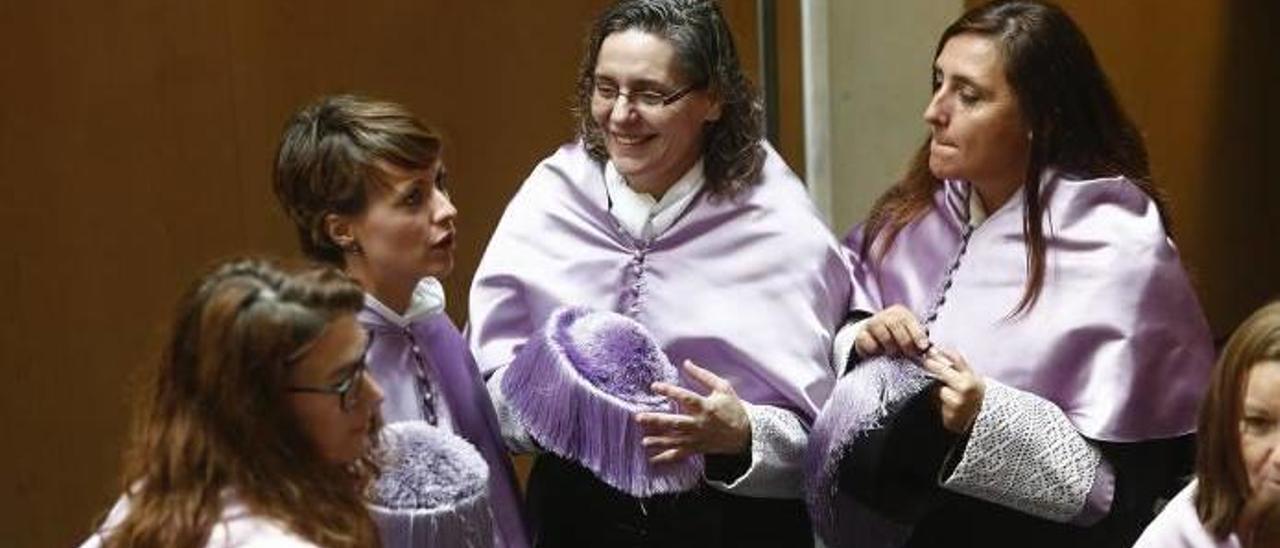 Un grupo de graduadas durante al acto de apertura del curso universitario.