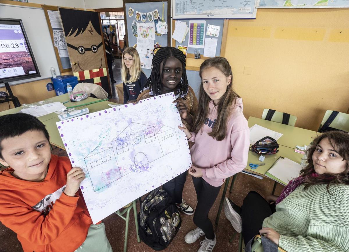 Escolares con el juego de mesa «El Camino  mágico», que fue ideado y diseñado por el centro. |