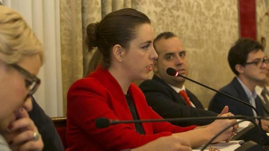 La edil Nerea Belmonte, en el centro, en la intervención de ayer en la que denunció los hechos.