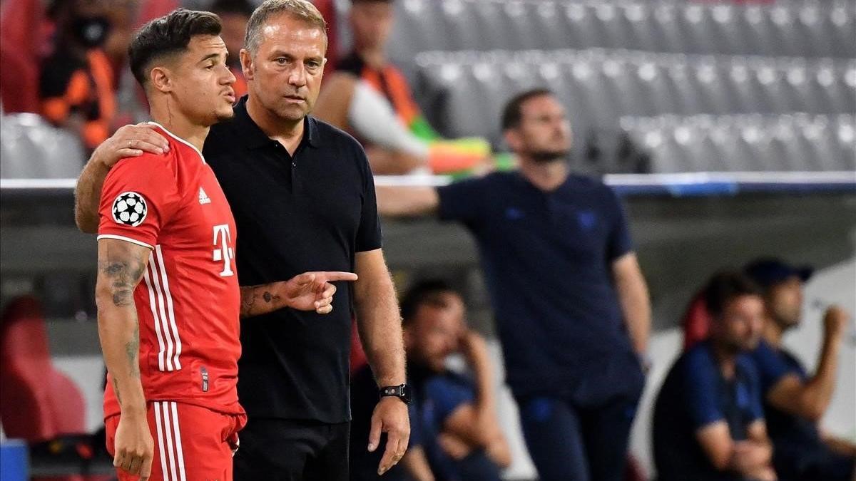 Flick da instrucciones a Coutinho antes de darle entrada en el Bayern-Chelsea de este sábado.