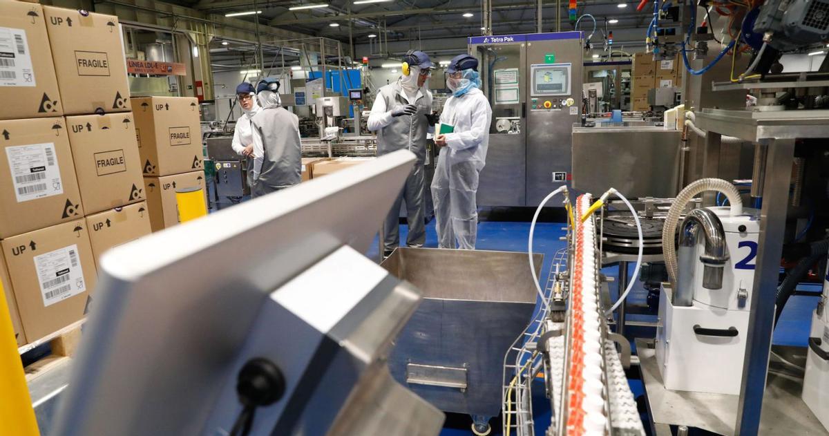 La nueva línea de envasado de la planta de Sevares en la que se fabrica Meritene Drink. | MARA VILLAMUZA
