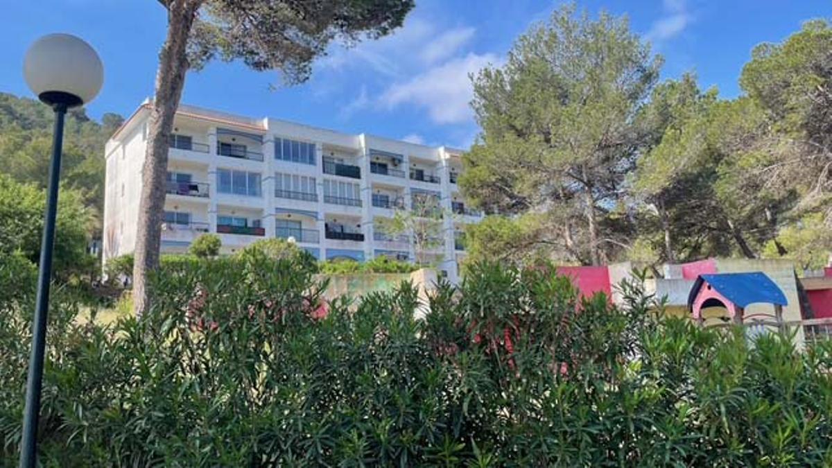 Los vecinos de Allà Dins denuncian la peligrosidad del hotel abandonado