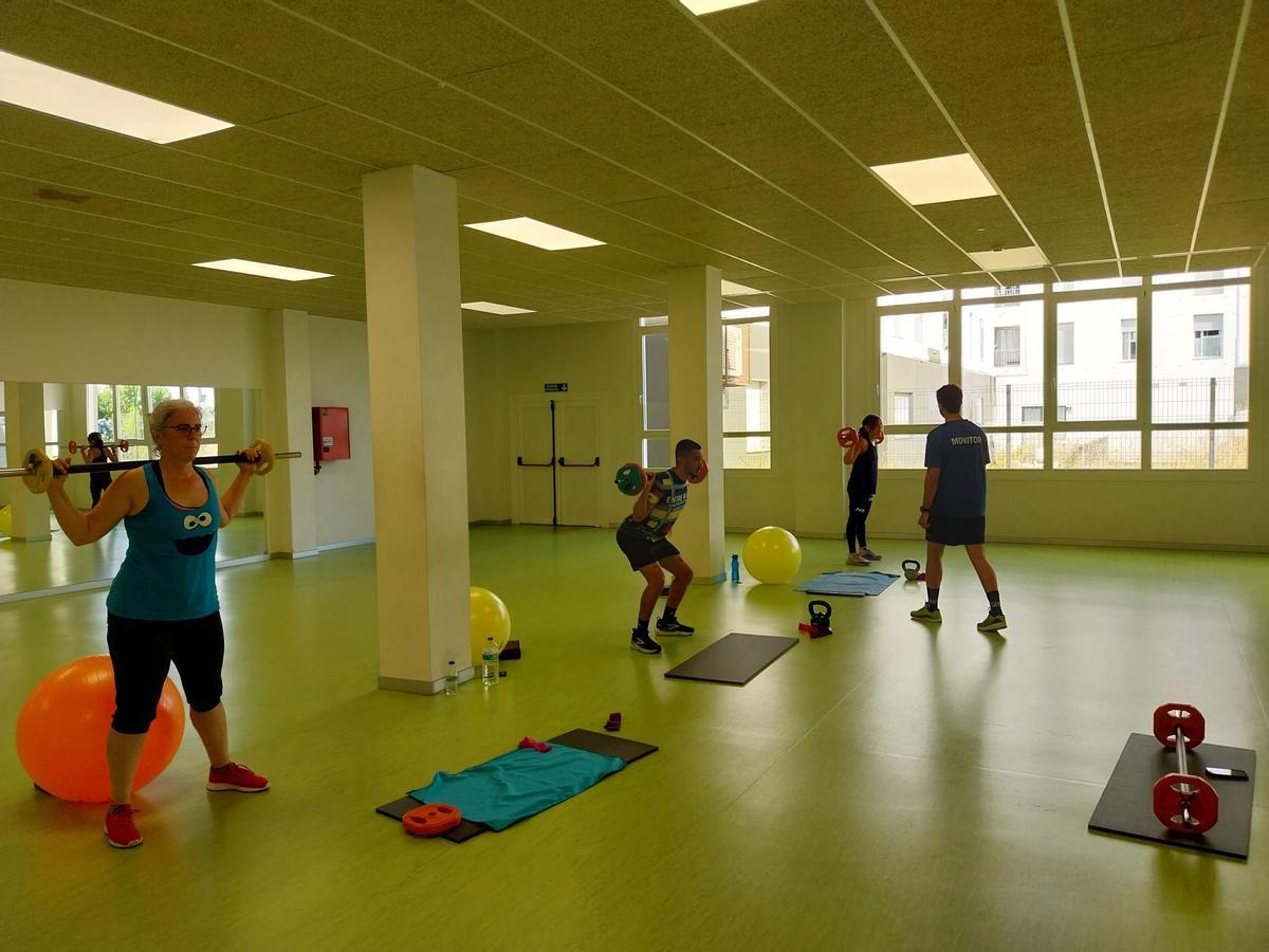 Una de las sesiones de GAP para abonados en las salas del gimnasio de la piscina de Bueu en As Lagoas.