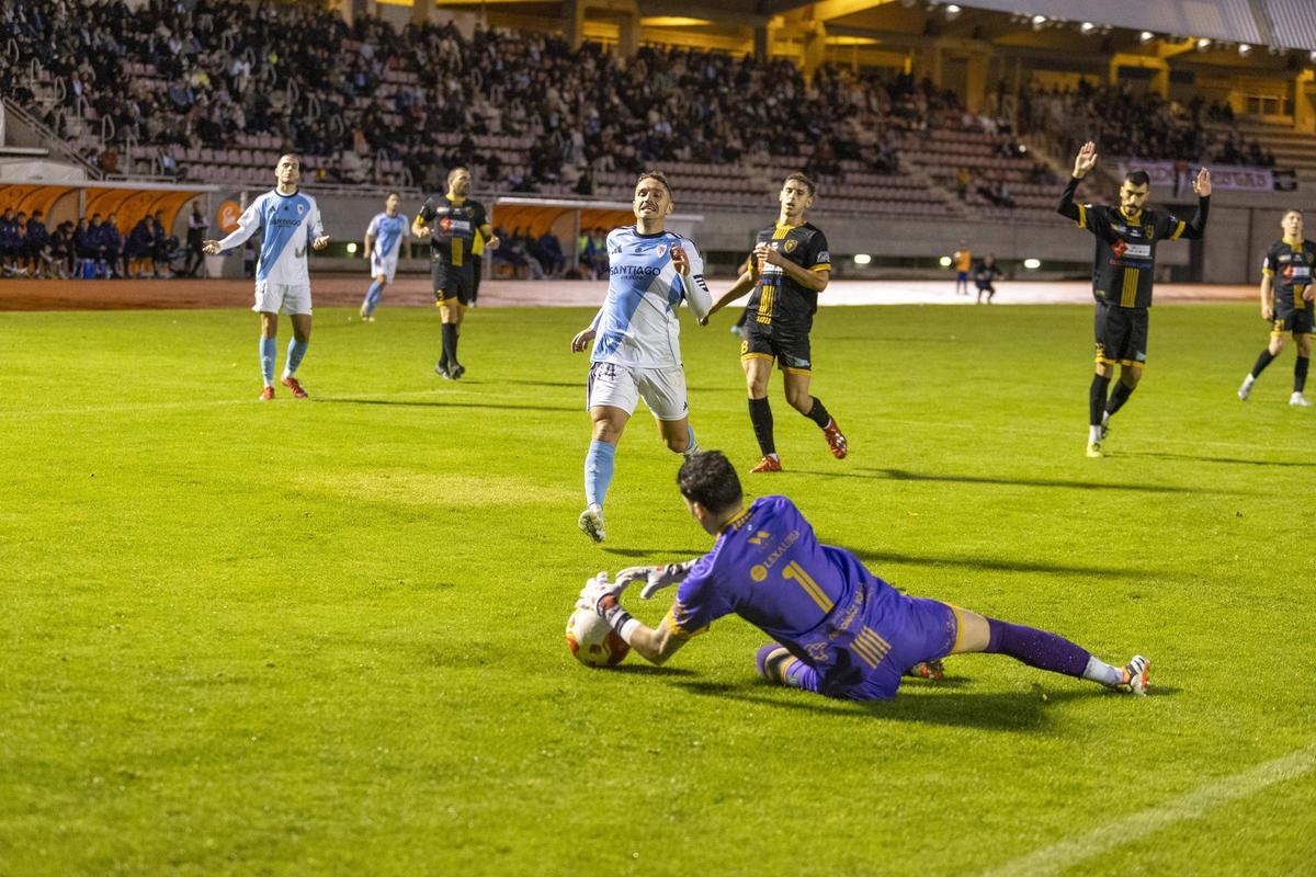 Samu Rodríguez persigue un balón ante el Barbadás.