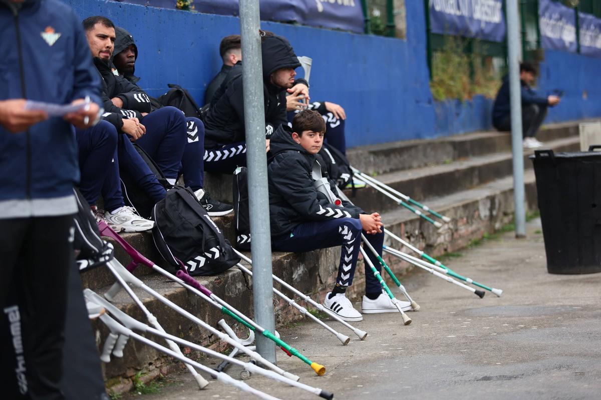 EN IMÁGENES: Así se juega al fútbol con una pierna menos y dos muletas EN IMÁGENES: Así se juega al fútbol con una pierna menos y dos muletas