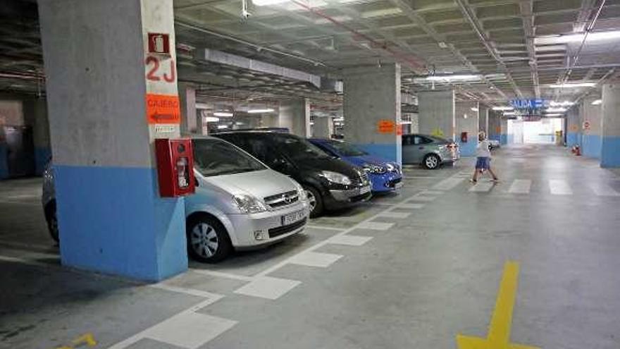 Interior del parking de O Aral, en Baiona. // Marta G. Brea