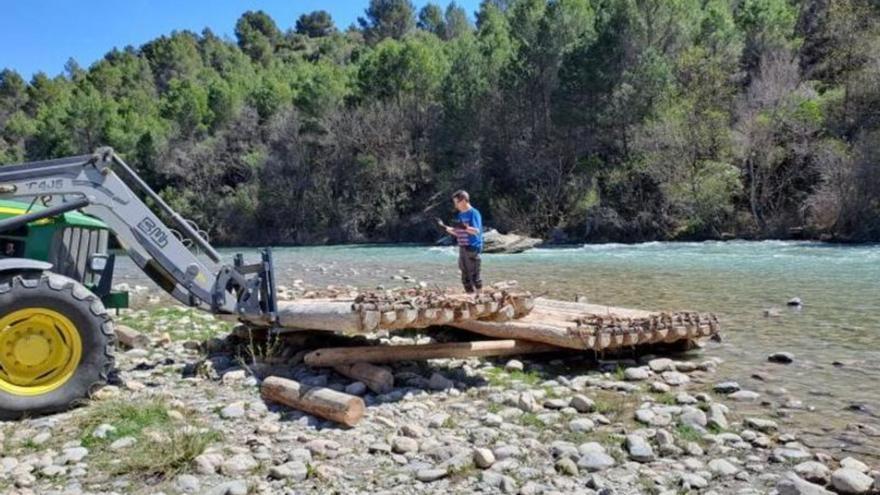 Preparativos de la madera de las navatas que bajarán por el río Gállego el Día de Aragón. | NABATEROS D’A GALLIGUERA