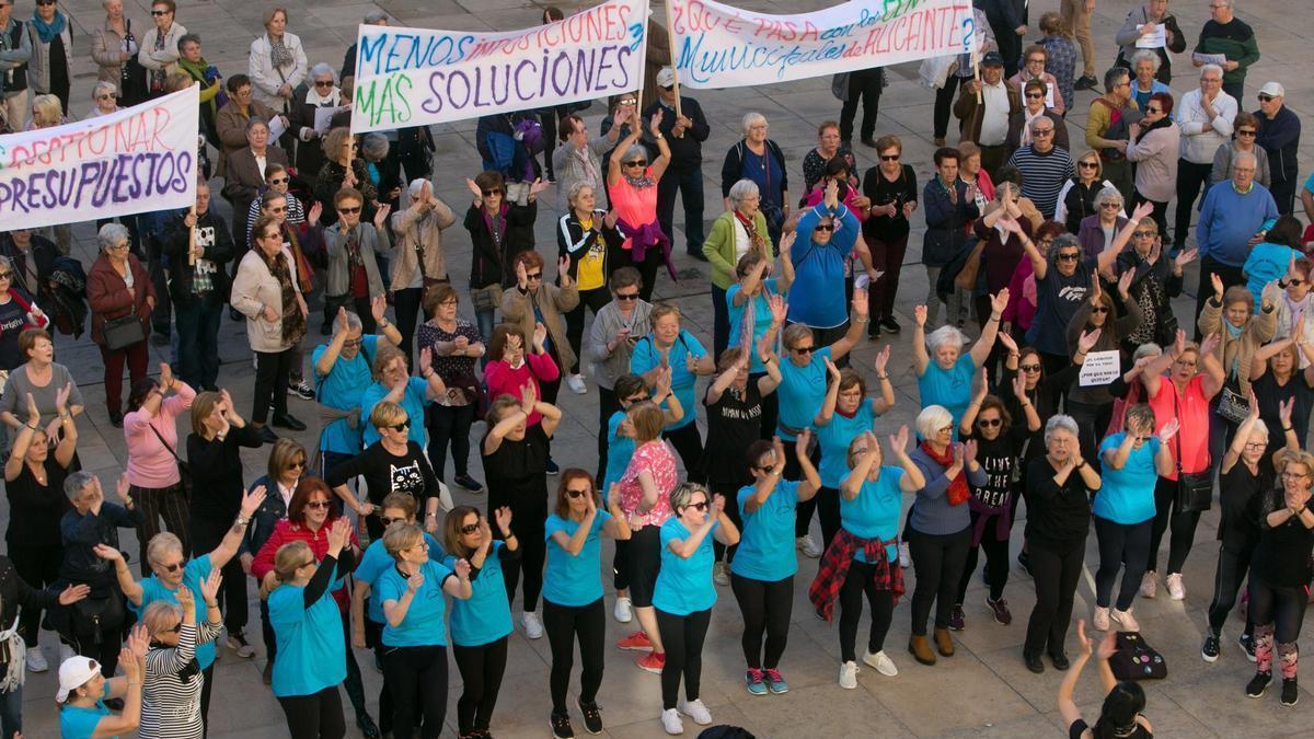 Una protesta de personas mayores en la plaza del Ayuntamiento de Alicante.