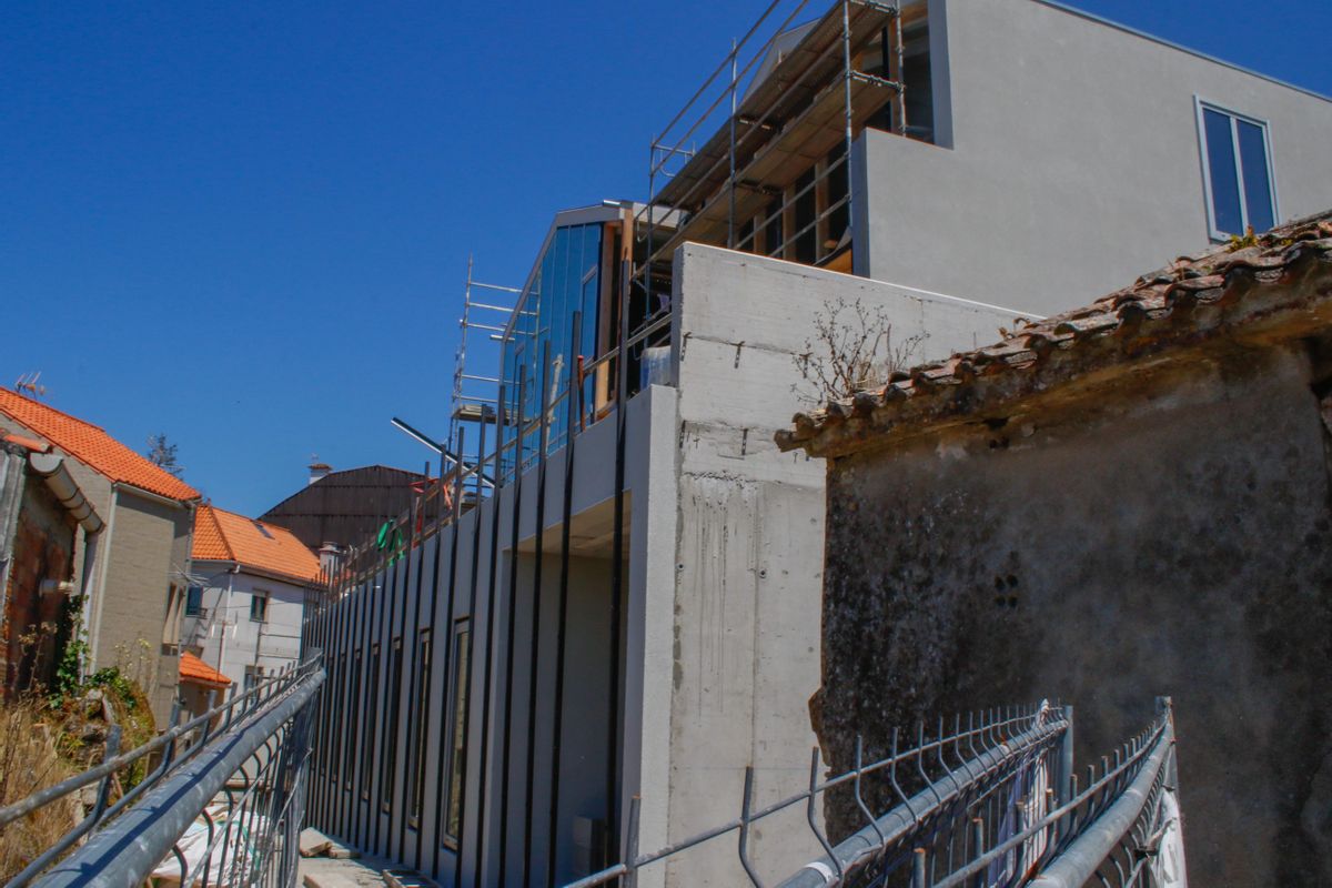 La estética exterior es similar a la de la escuela infantil de Vilaxoán.