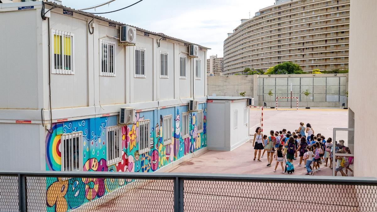 Barracones del colegio La Almadraba en el patio del IES Radio Exterior