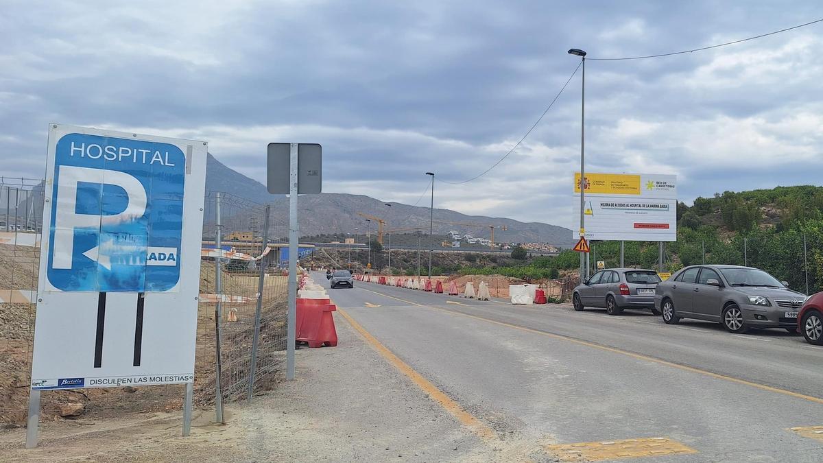 El acceso al hospital de La Vila Joiosa donde se creó un aparcamiento de tierra.