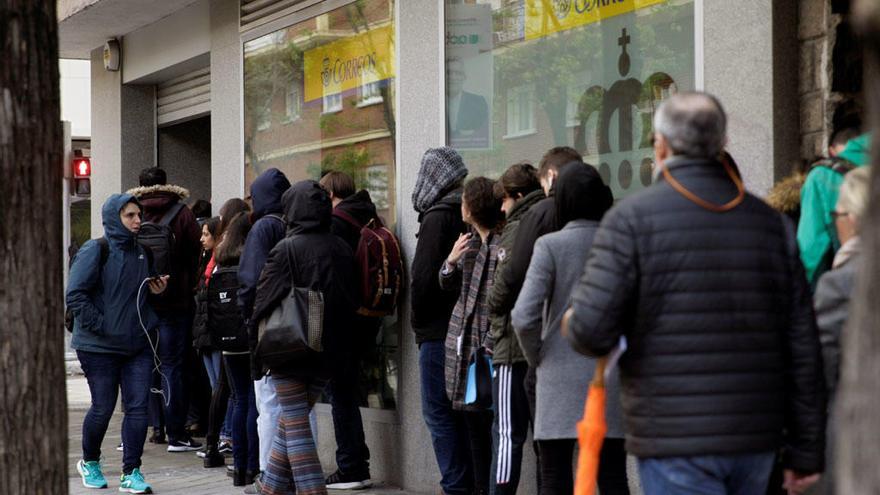 Colas para votar por correo, el pasado mes de abril.