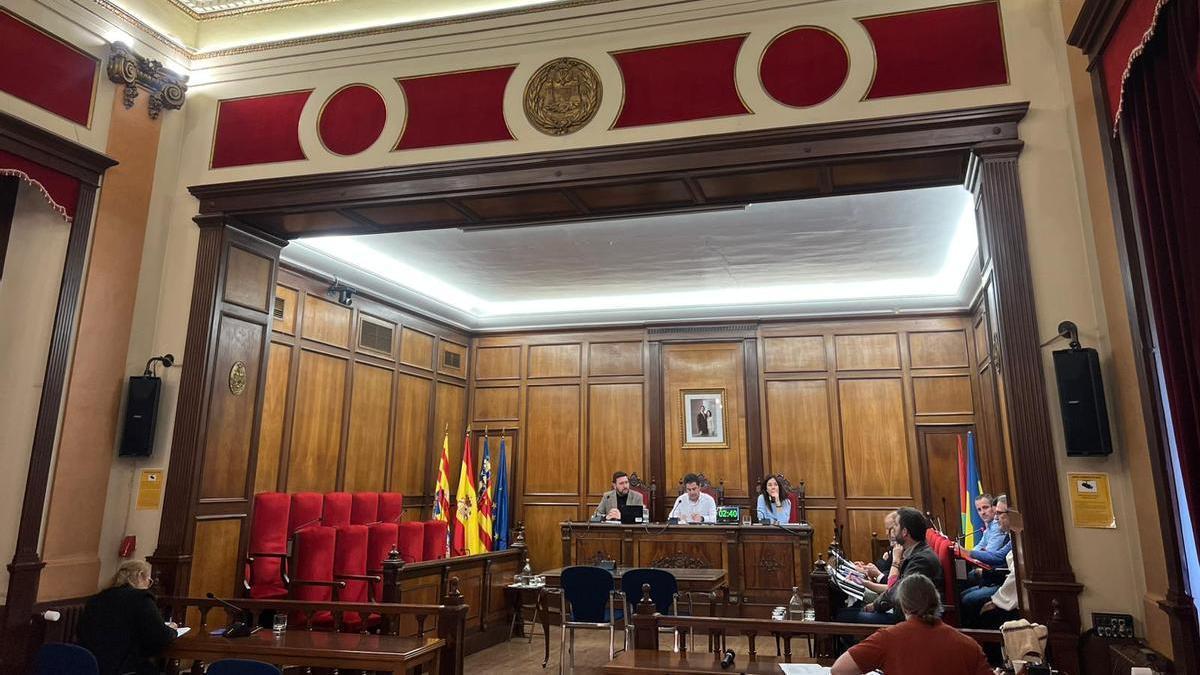 El pleno de Alcoy de este viernes, con la bancada de PP y Vox vacía durante la moción sobre el adelanto electoral
