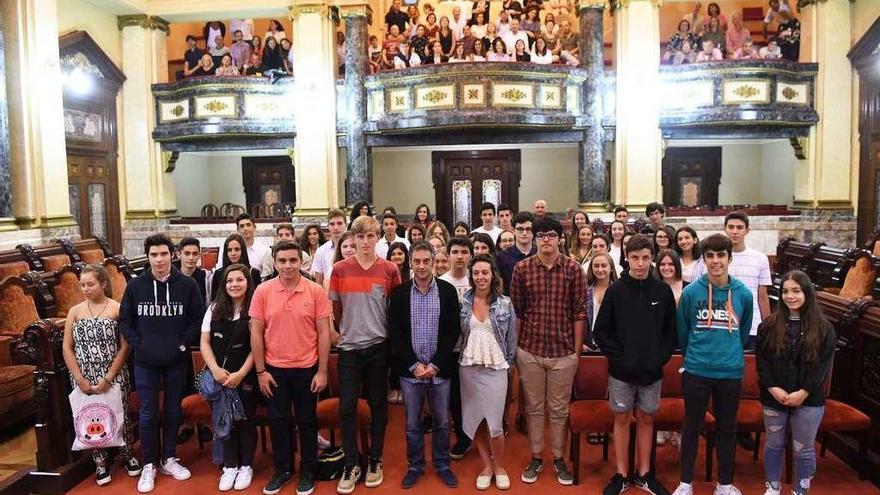 Los estudiantes de la beca Junior Year y sus familares posan con Xulio Ferreiro y Silvia Caméan.