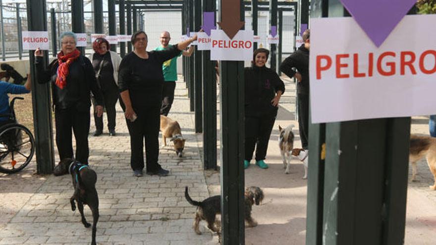 Vecinos de la Cruz del Humilladero retomaron este domingo las movilizaciones para exigir al Ayuntamiento que acondicione un parque canino que debería estar situado en los recintos ajardinados surgidos junto al nuevo puente Juan Pablo II.