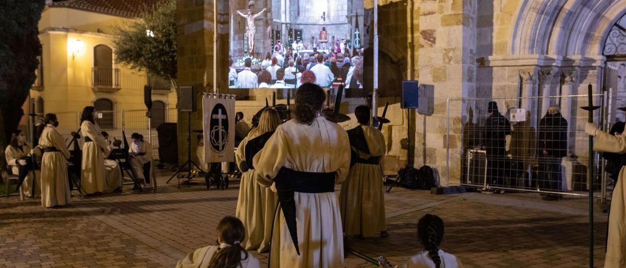 Hermanas de las Siete Palabras siguen la misa desde el exterior de la Horta.