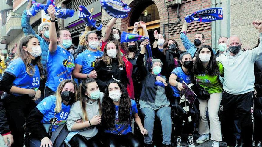 Las jugadoras de balonmano del Basauri celebran el premio. |   // EFE