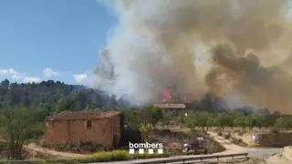 Desalojadas varias casas aisladas en Lledó por un incendio forestal