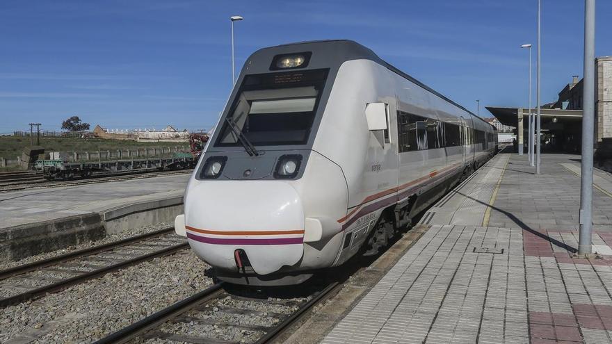 Nueva incidencia en el tren: una avería en Badajoz provoca que los viajeros continúen en autobús y taxi