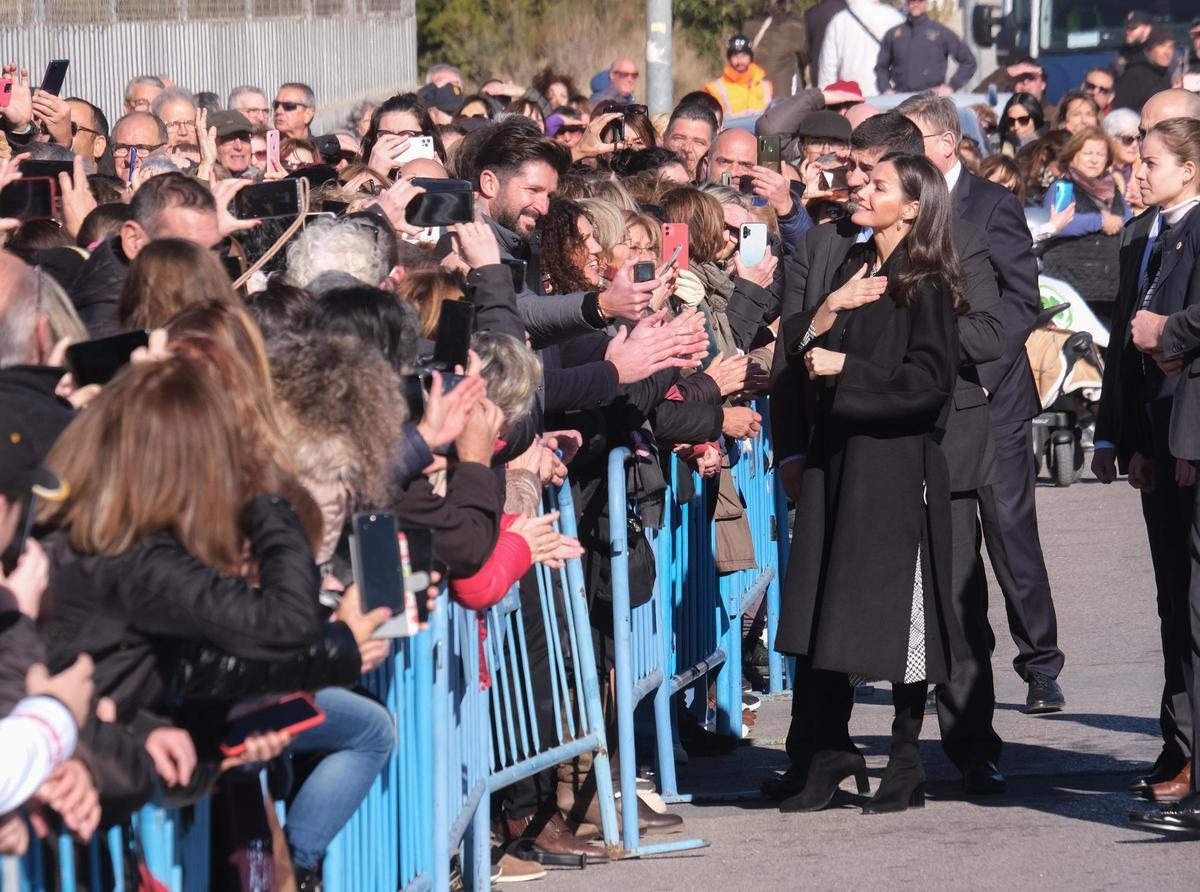 Recibimiento por todo lo alto y con gritos de "guapa" a la reina Letizia en Petrer