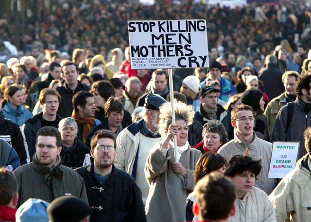 Unos 250.000 franceses marcharon en París contra la intervención y en apoyo de la posición antibélica de Chirac. En la foto, una mujer levanta una pancarta que dice: Dejad de matar hombres. Las madres lloran.