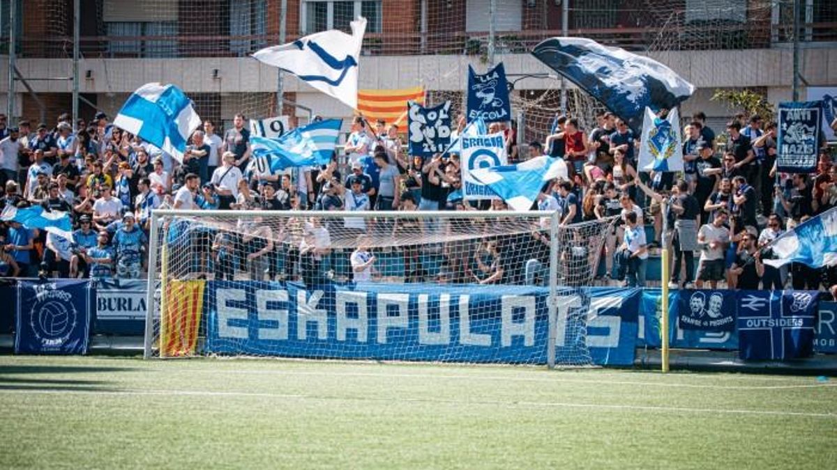 La afición del CE Europa animando al equipo durante un partido en el Nou Sardenya