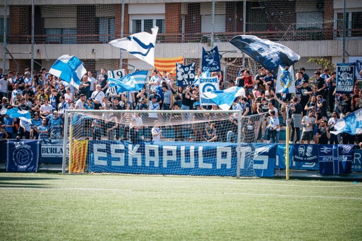 La afición del CE Europa animando al equipo durante un partido en el Nou Sardenya