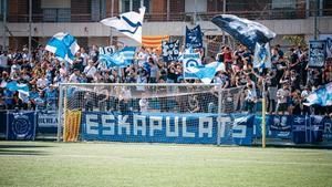 La afición del CE Europa animando al equipo durante un partido en el Nou Sardenya