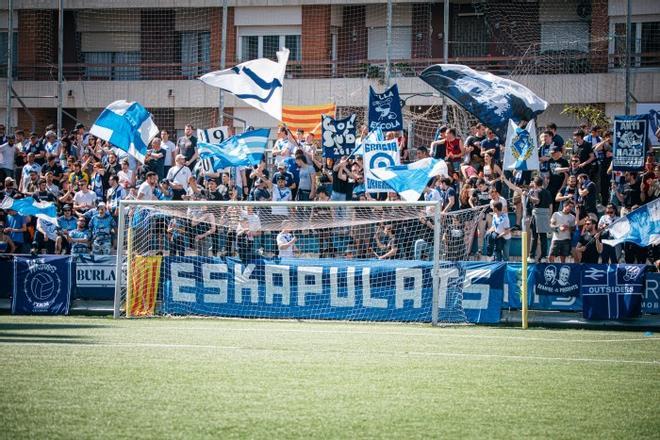 La afición del CE Europa animando al equipo durante un partido en el Nou Sardenya