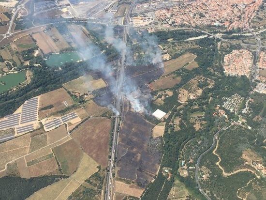 Cues de trànsit per un foc a la Catalunya Nord