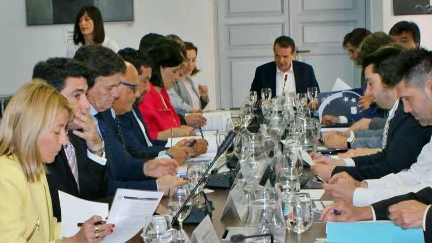 Caballero preside la reunión de la junta de gobierno de la FEMP celebrada ayer en Madrid.