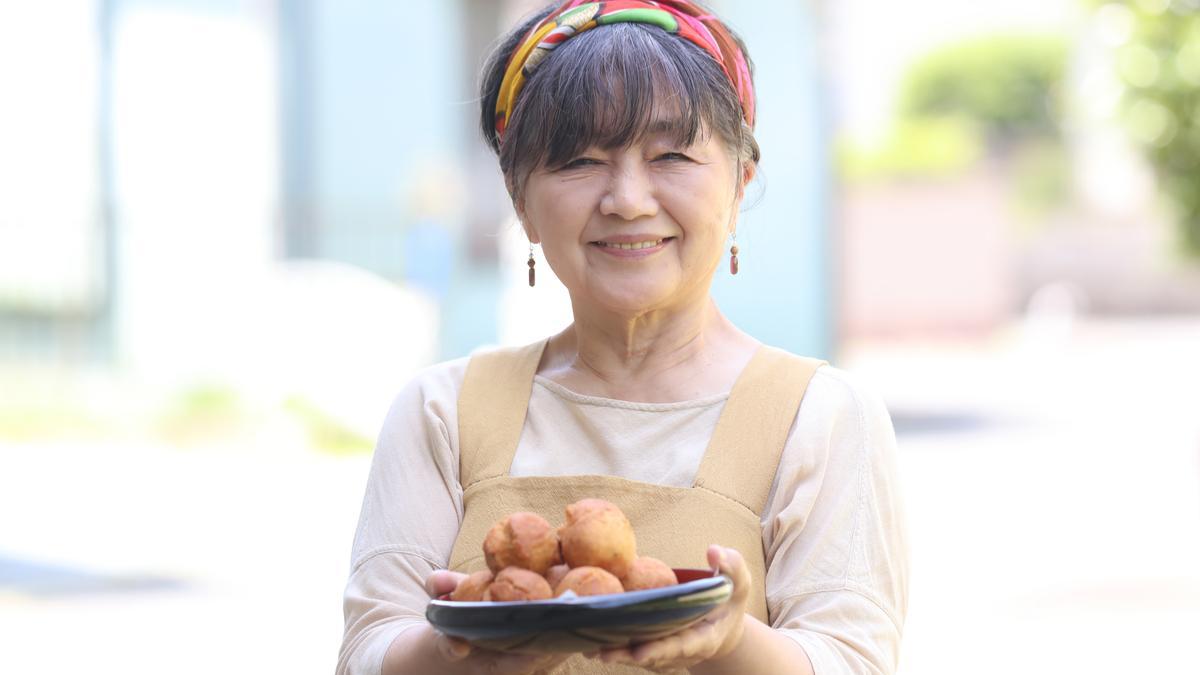Mujer okinawense con comida típica de su ciudad