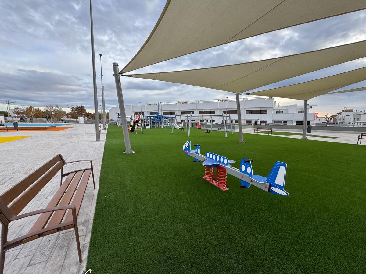 Aspecto de la zona de juegos de la nueva plaza de la Constitución en Pilar de la Horadada