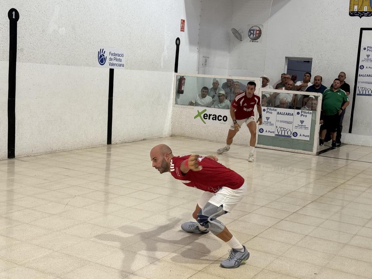 Brisca es prepara per a jugar de raspall.