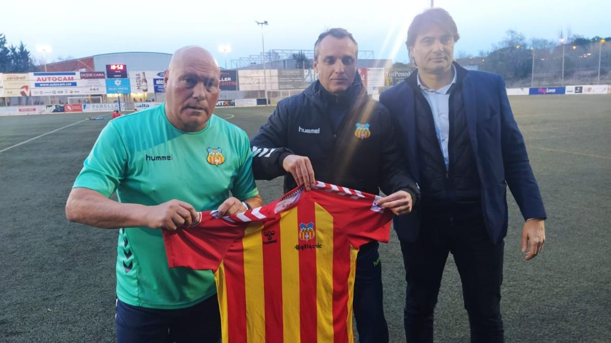 Calderè y Milà posan con la camiseta del Vilafranca