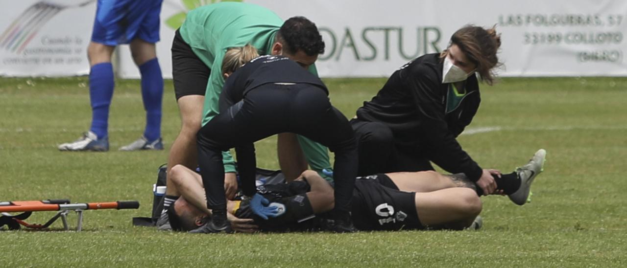 Cristian es atendido de su grave lesión sobre el césped del Suárez Puerta.