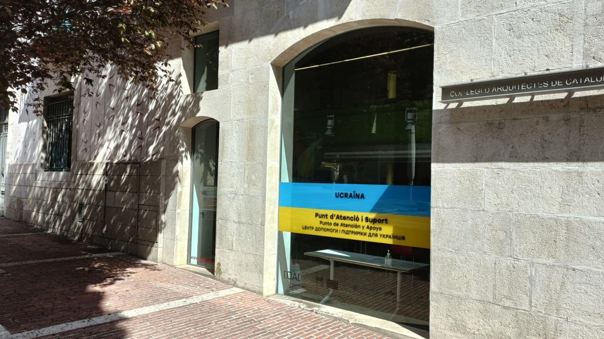 Una de les finestres del local del punt d&#039;informació i suport que ha obert l&#039;Ajuntament de Figueres