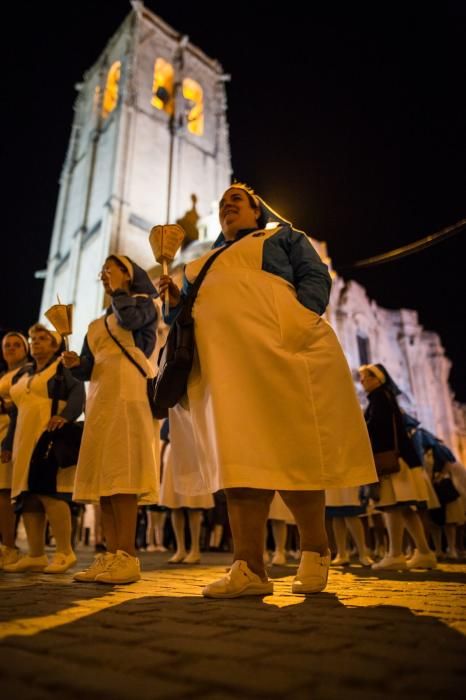 Decenas de personas reciben las reliquias de Santa Bernadette con esperanza de buscar curación o alivio a sus males en la Santa Iglesia Catedral de Orihuela