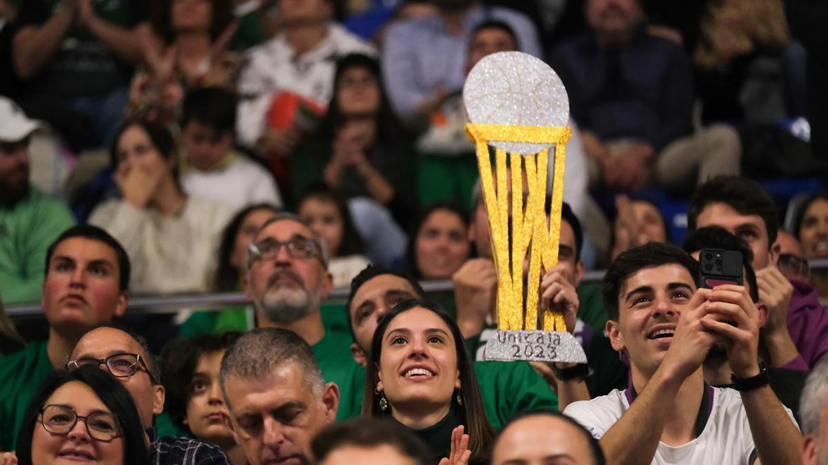 La afición celebra el título de Copa en la previa del Unicaja - Girona.