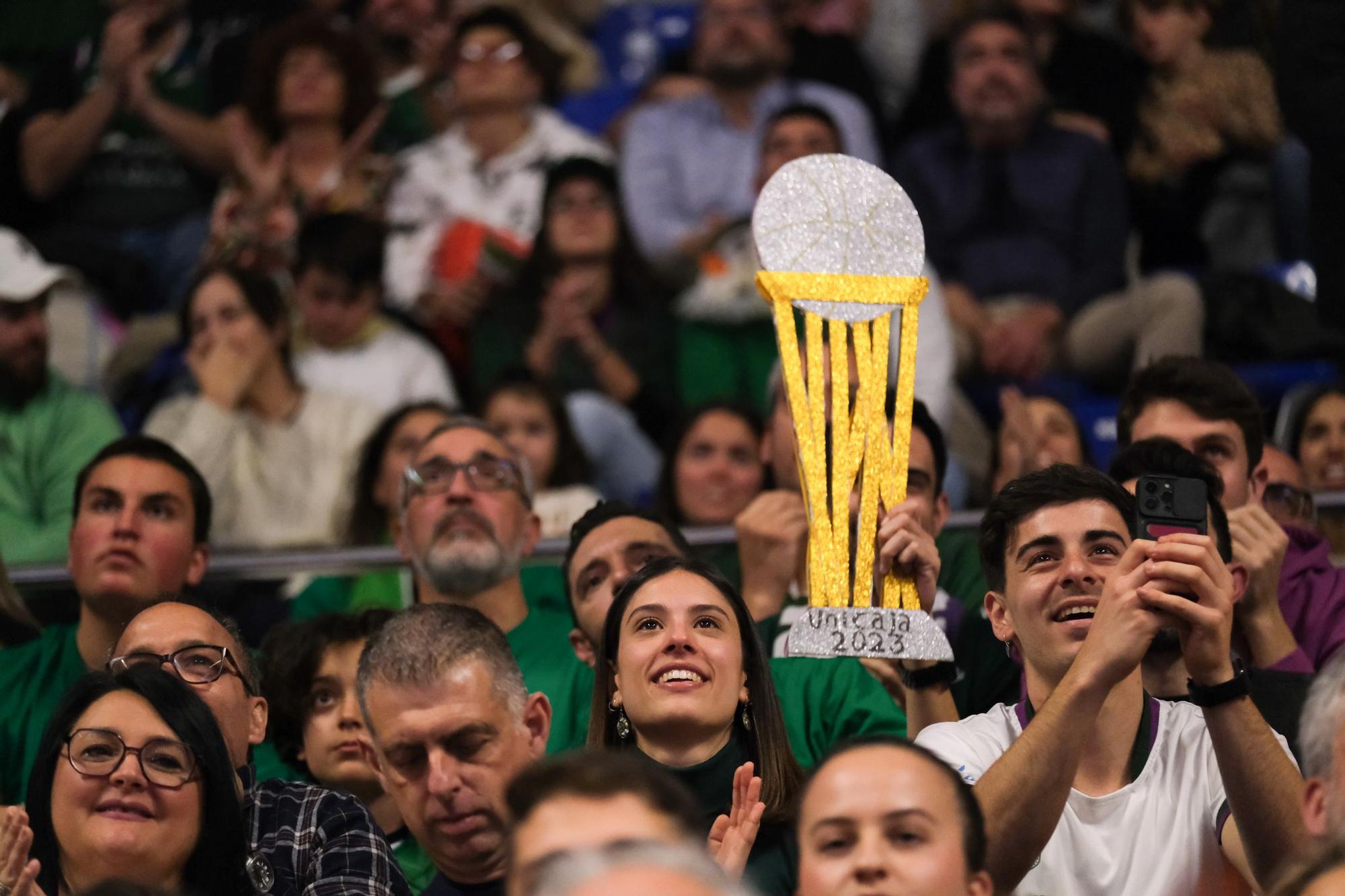 La afición celebra el título de Copa en la previa del Unicaja - Girona