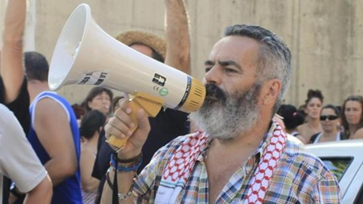 El parlamentario de IU y alcalde de Marinaleda, Juan Manuel Sánchez Gordillo, en el exterior del establecimiento asaltado por un grupo de sindicalistas, este martes en Écija (Sevilla).