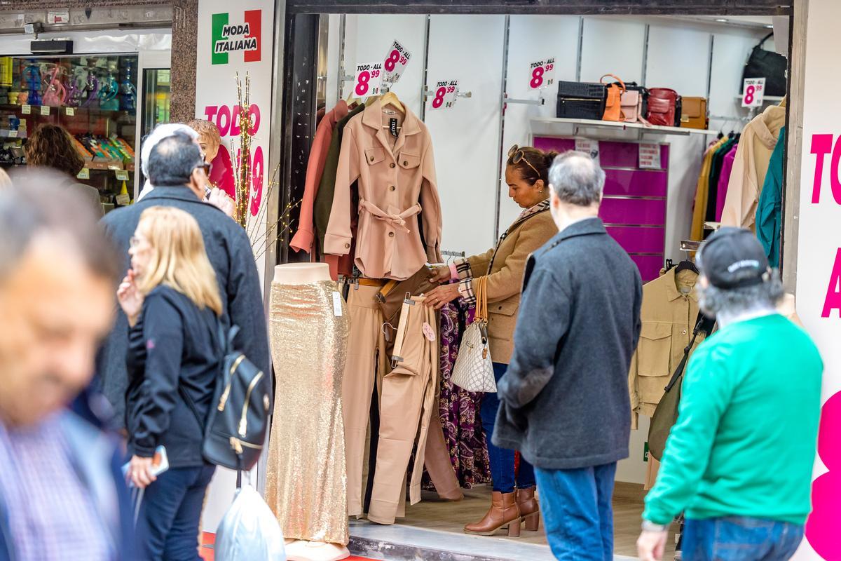 Clientes en un comercio de ropa de Benidorm, sector que aglutina una gran parte de las vacantes.