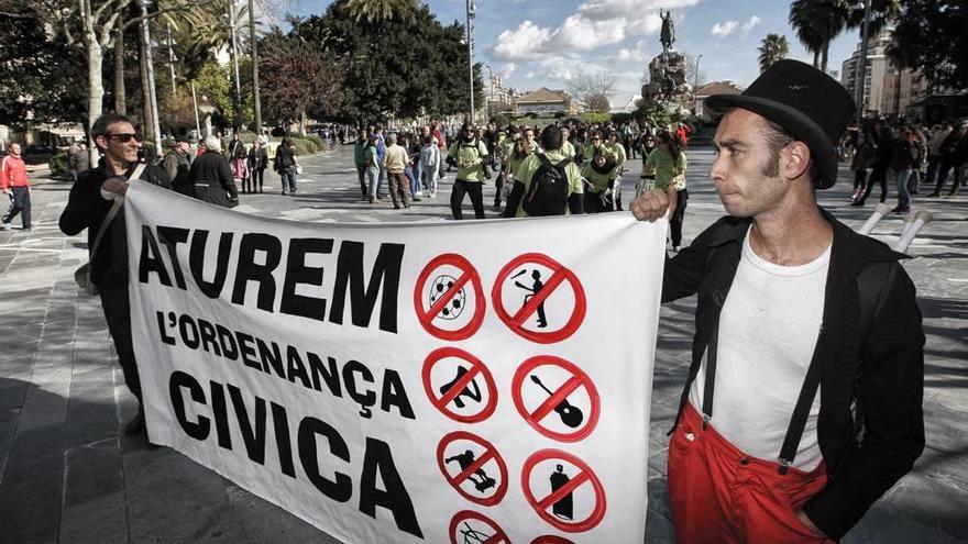 Una de las manifestaciones que se organizaron durante la pasada legislatura en contra de la polémica ordenanza cívica.