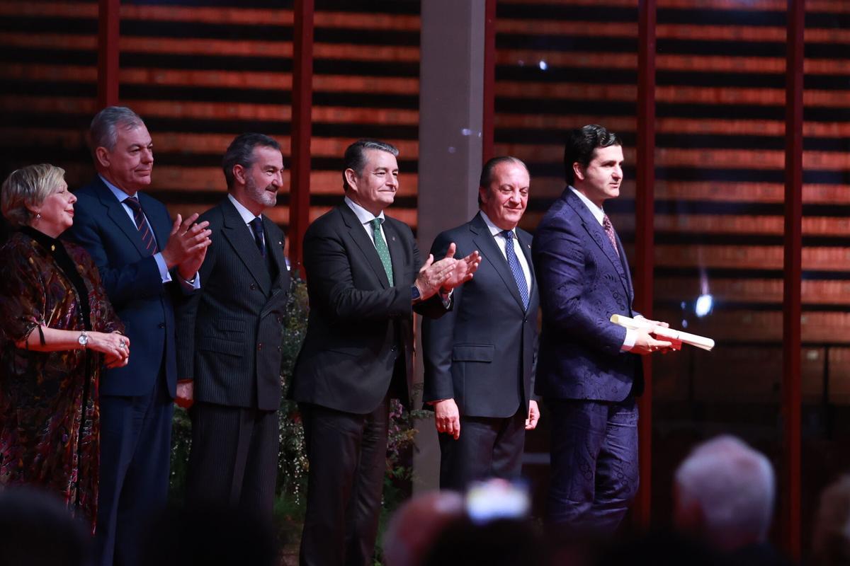 El consejero de Sanidad, Presidencia y Emergencias, Antonio Sanz, y el torero Morante de la Puebla.