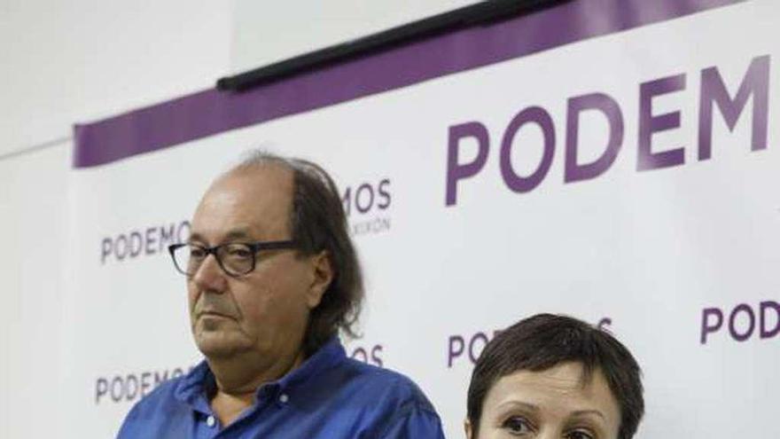 Mario Suárez del Fueyo y Yolanda Huergo, ayer, en la sede de Podemos Xixón, durante la rueda de prensa.