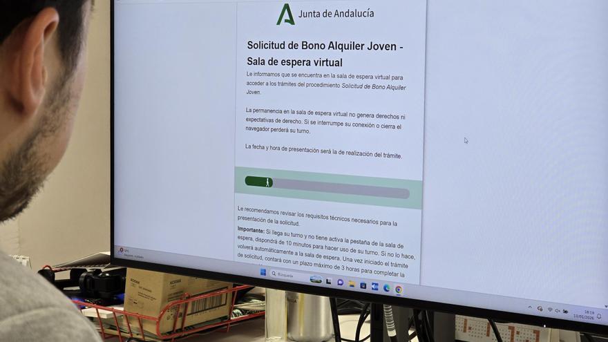 El bono de alquiler joven arranca con una avalancha de solicitudes en Andalucía: horas de espera y una cola con más de 11.000 personas