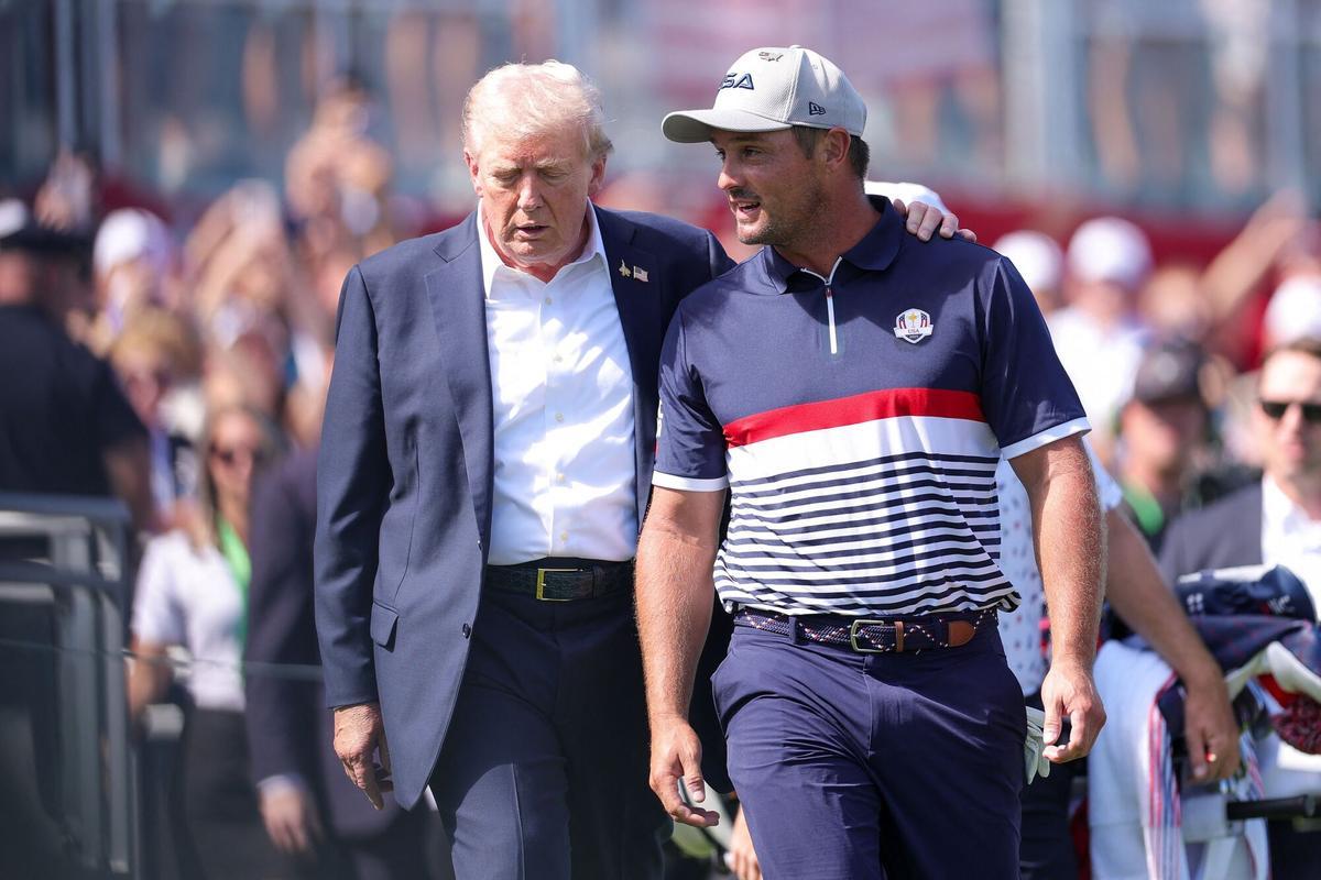 FARMINGDALE, NEW YORK - SEPTEMBER 26: U.S. President Donald Trump speaks with Bryson DeChambeau of Team United States on the first tee during the Friday afternoon four-ball matches of the 2025 Ryder Cup at Black Course at Bethpage State Park Golf Course on September 26, 2025 in Farmingdale, New York. Andrew Redington/Getty Images/AFP (Photo by Andrew Redington / GETTY IMAGES NORTH AMERICA / Getty Images via AFP)