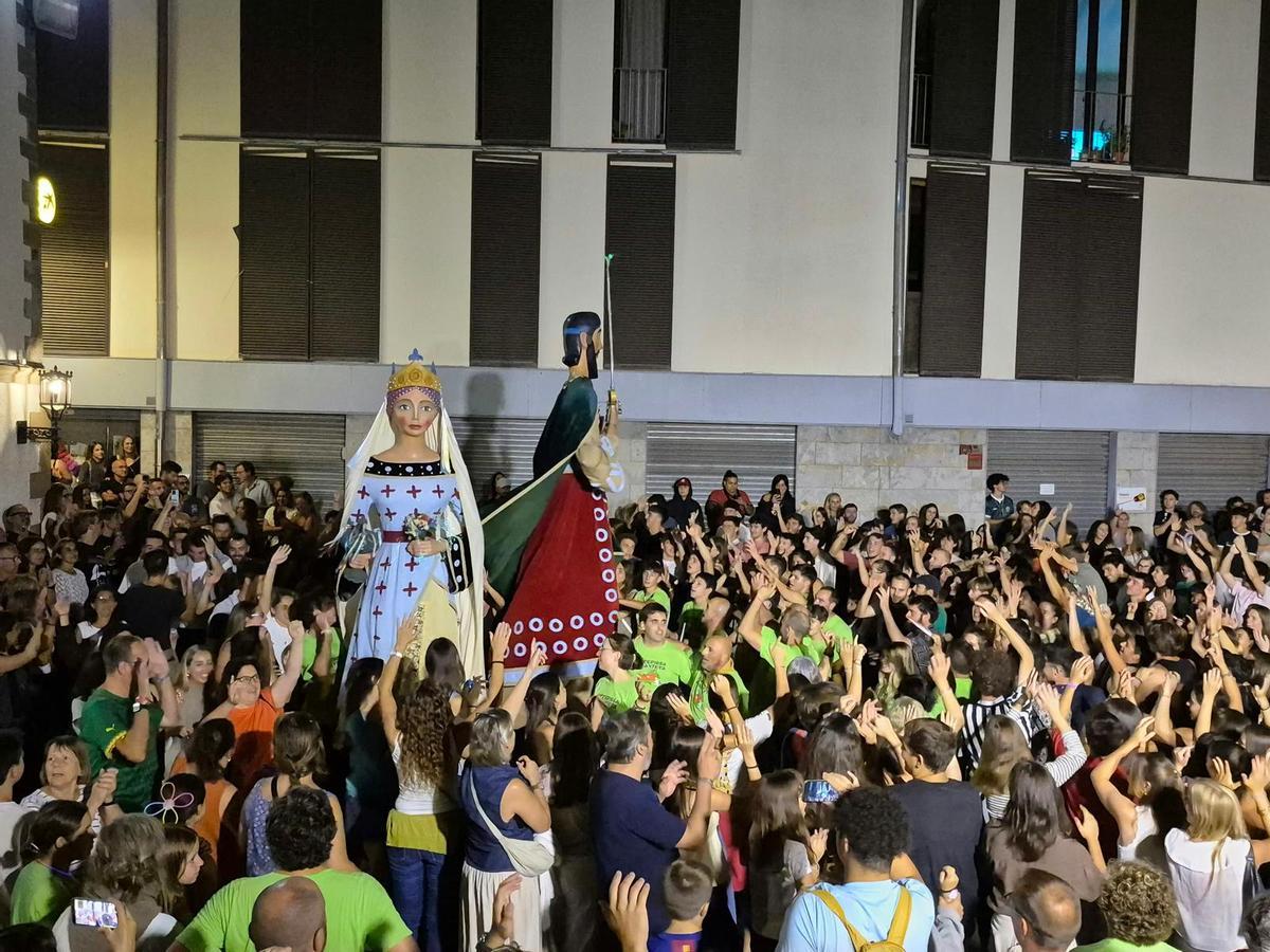 La Griselda i el Tallaferro ballant a la plaça Vella